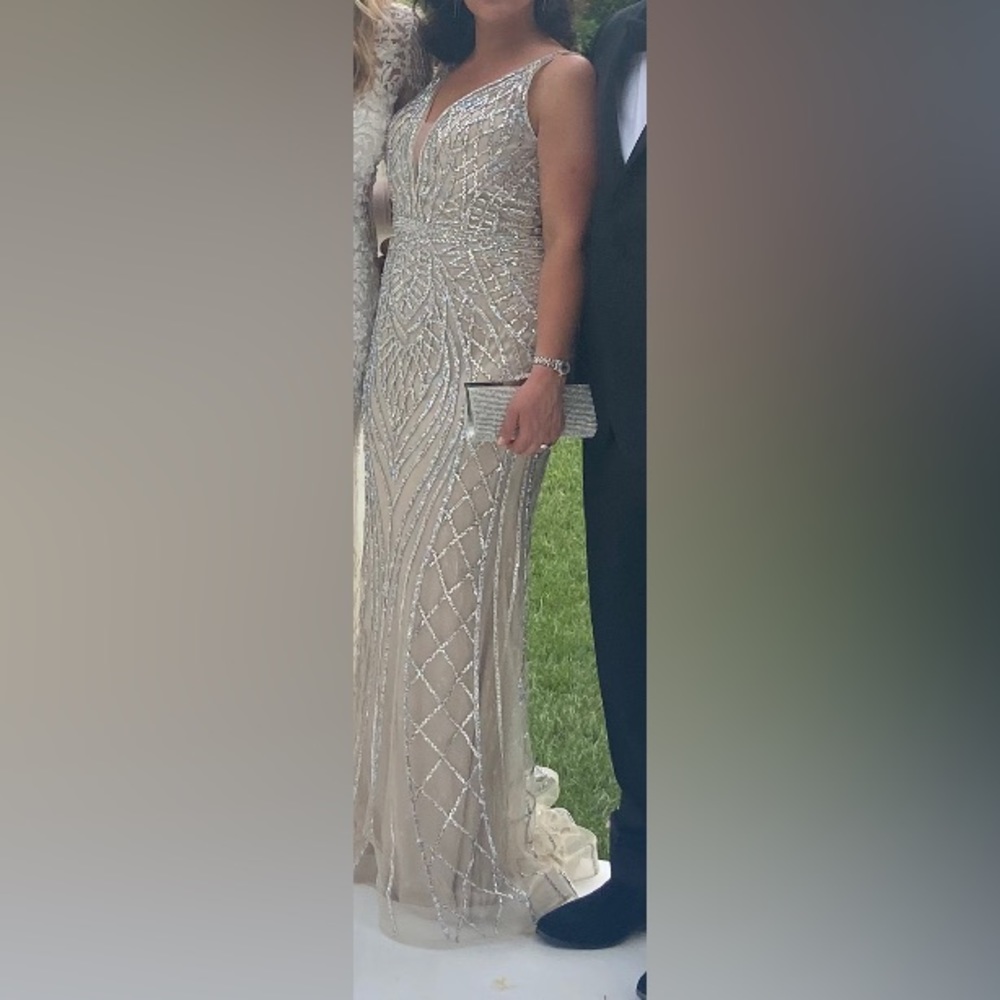 Elegant gown - Picture 3 of 6